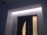 Owietlenie LED szczeliny nad wejciem do domu